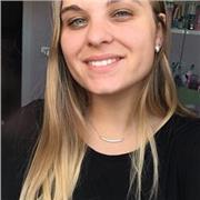Professeure souriante et prête à aider les jeunes